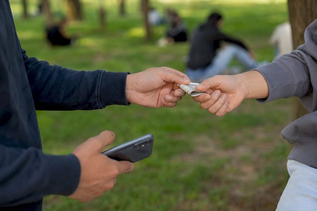Selling Electronics Locally: Quick Cash and Safe Sales